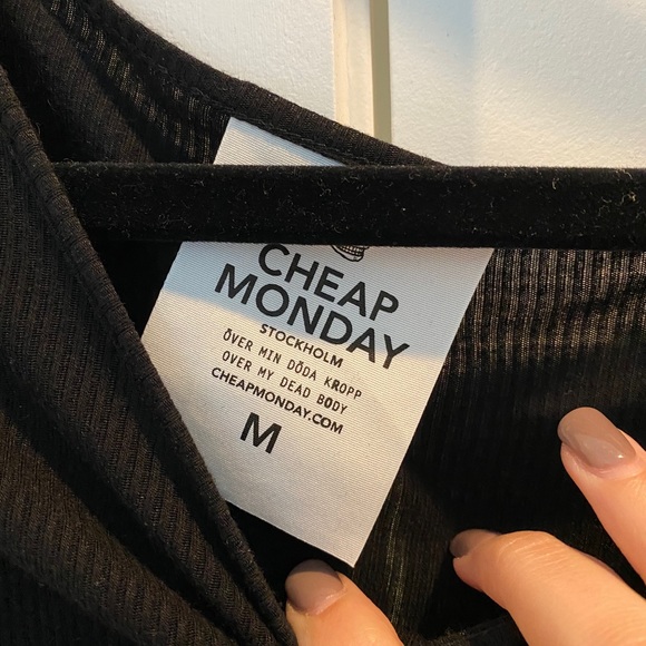 Black t shirt with slit in the back - Picture 4 of 4